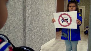 Милана играет в полицейского и правила поведения для детей