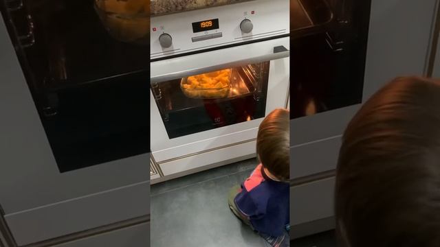 Лев и мама Нона, готовят вместе Тыквенный крем суп с молоком смотреть онлайн