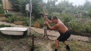 ПРАВИЛЬНАЯ РАБОТА КУВАЛДОЙ ПРИ ЗАБИВКЕ ТРУБЫ