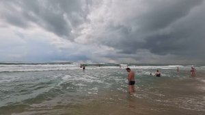ШТОРМ И ТЯГУНЫ НА МОРЕ #АНАПА, СПАСАТЕЛИ СПАСЛИ ТУРИСТА. ПОТОПЫ В СОЧИ И АБХАЗИИ. # СМЕРЧ НА МОСТУ