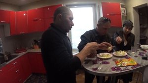 Монгол с Пашей готовит фаршированные варёные яйца