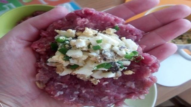Мясные зразы с начинкой из грибов и яиц