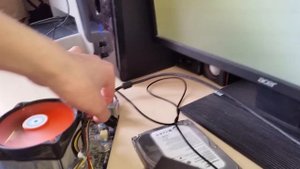 Выдернуть четырех пиновый разъем питание процессора при включенном компьютере