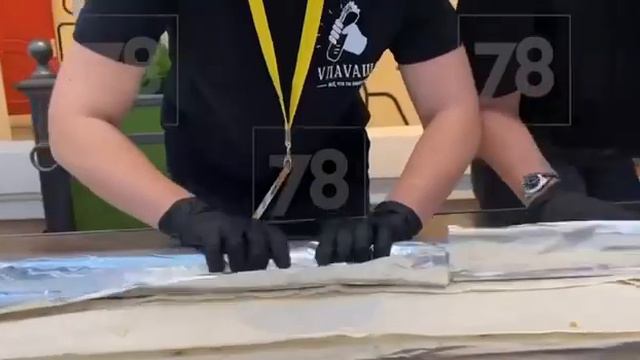 🥙Сегодня в Петербурге устанавливают мировой рекорд на самую длинную шаверму в 150 метров. смотреть онлайн