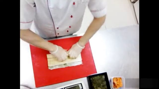 РОЛЛ С ЛОСОСЕМ смотреть онлайн