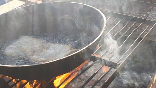 Βασιλική πέστροφα με κουρκούτι στο τηγάνι // Королевская форель в кляре на сковороде смотреть онлайн