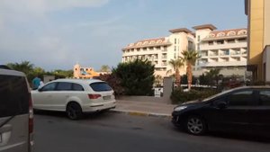 Дорога до моря от Primasol Hane Family Resort Hotel. Пляж. Straße zum Meer. Der Strand.