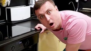 Папа учит Милану правильно питаться и заниматься спортом