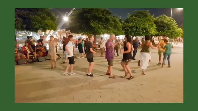 Итальянцы танцуют на улице после захода солнца🥳🤩 так здорово! И стар и млад ❤ конец неожиданный 🤣 смотреть онлайн