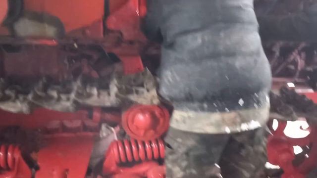 Натяжка гусеницы пускачём . смотреть онлайн