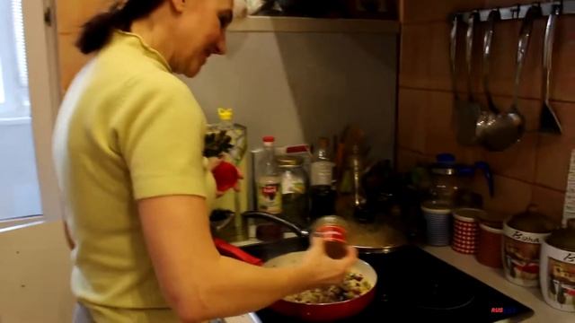 Вегетарианские шампиньоны с начинкой из лука, перца и сыра, запеченные в духовке смотреть онлайн