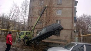 Погрузка машины за ремни безопасности