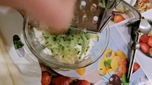 Лаваш с творогом и  огурцом.Попробуйте приготовить вам понравится.