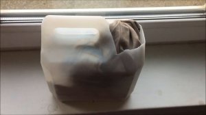 Скинул телефон в канистре с 4-го этажа