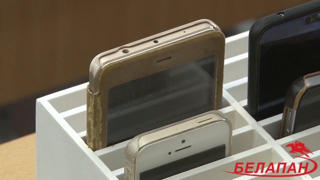 Школы стали запрещать ученикам использовать на уроках мобильные телефоны смотреть онлайн