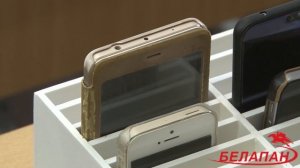 Школы стали запрещать ученикам использовать на уроках мобильные телефоны