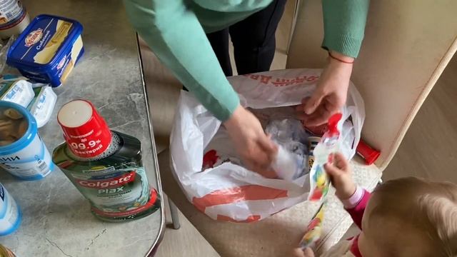 ? +4 кг. за две недели, сажусь на диету /бабушка ругает маму за цветы ? каникулы в России ?