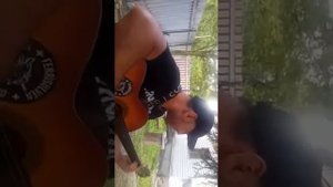 А Константин берет гитару