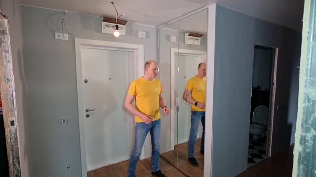 Распашной, встроенный шкаф со стиральной машинкой и сушкой внутри.