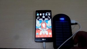 Power bank заряжает телефон.