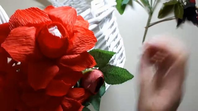 Корзина со сладостями - подарок своими руками. Сладкий букет из конфет. Урок 4. DIY