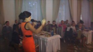 Мама и подружки невесты поют на свадьбе