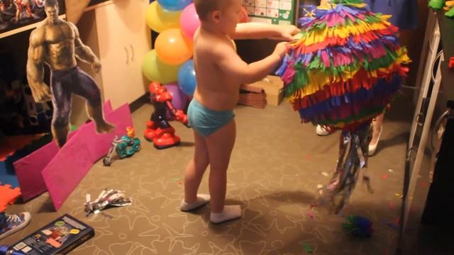 День рождения! Разбиваем пиньяту. смотреть онлайн