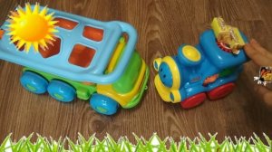 Синий трактор с прицепом потерял сладости, а паровозик помог ему. Непоседа.mp4