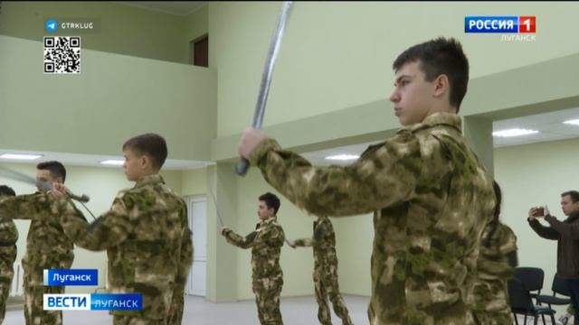 Для учеников луганской школы провели тренировку по владению казачьей шашкой