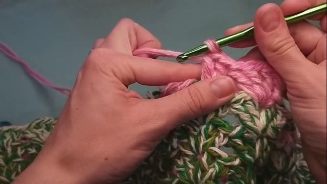 Круглый коврик крючком. Продолжаем вязание и увеличиваем коврик.