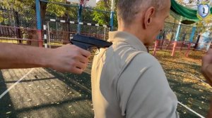 Защита от угрозы пистолетом сзади