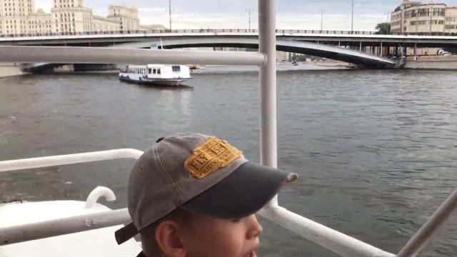 Парк Зарядье. Катаемся на кораблике по реке в Москве.
