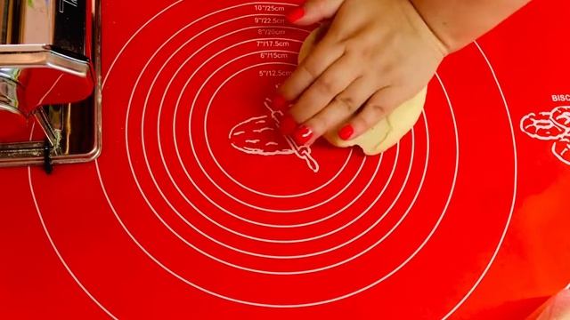 Очень вкусные пельмени - ДОМАШНИЕ! Рецепт теста для пельменей.Тонкое, эластичное тесто! смотреть онлайн