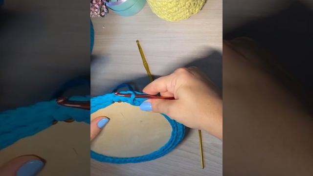 Круглая корзина с деревянным дном из трикотажной пряжи