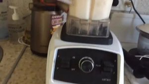 Готовим дынное молочко (из семян дыни). Raw vegan