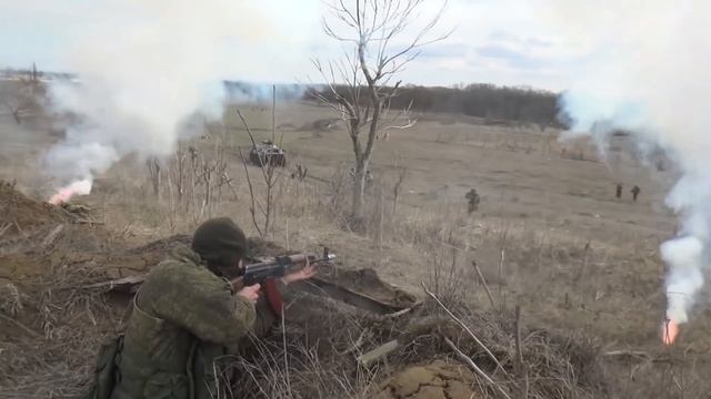 Инженерные разведчики выполняют разведку путей движения войск на плановых зимних учениях марше