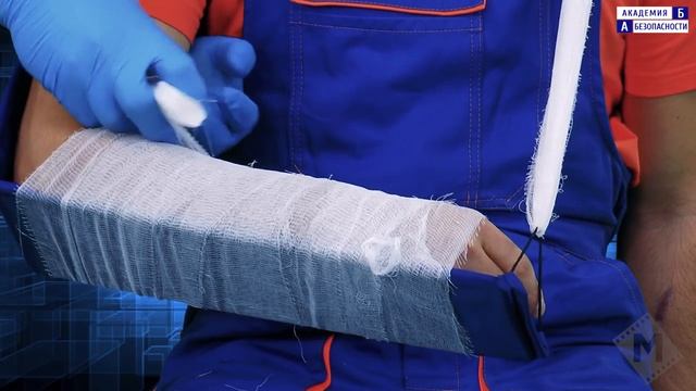 Транспортная иммобилизация шиной Крамера при переломе плечевой кости