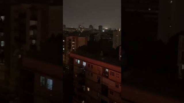 ⚡️Район Клиши в Париже охвачен пожарами, гремят взрывы.