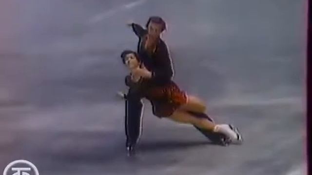 1977 Irina Rodnina and Alexander Zaitsev is a pair skaters.Ирина Роднина и Александр Зайцев.
