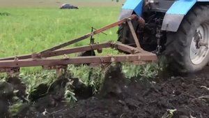 Пахота трактором 1221 четырекорпусным плуг.пашем пары.