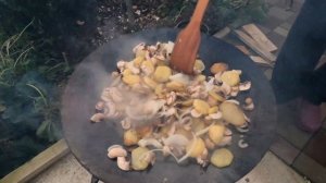 Блюдо на садже. Картошка с грибами и беконом.