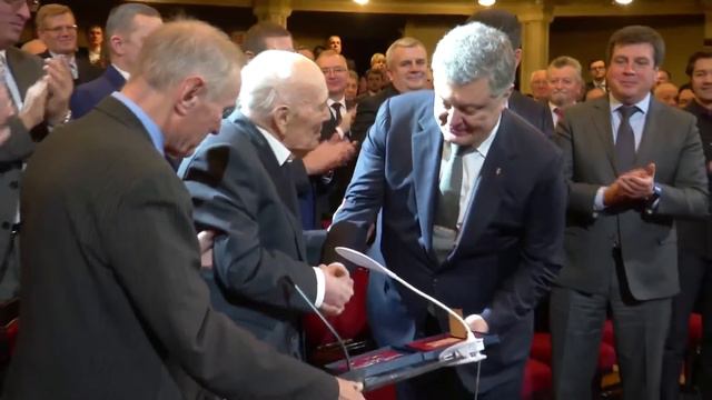 Порошенко: Вручил Борису Патону орден князя Ярослава Мудрого смотреть онлайн