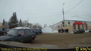 В Моршанске с крыши супермаркета сошла лавина снега