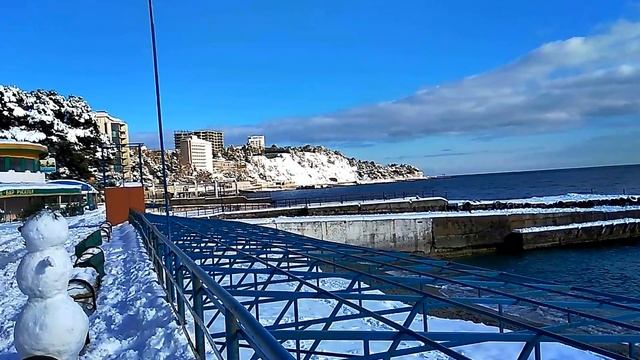 Крым Ялта Мисхор набережная Русалка пляж в снегу. Mishor Mermaid Quay in the snow смотреть онлайн