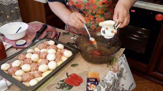 Картошка, шампиньоны и тефтели - вкусный ужин для всей семьи! смотреть онлайн