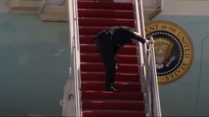 Байден упал на трапе и ПЕРНУЛ