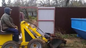 Бортоповоротный минитрактор на гидроприводе. Погрузка в контейнер.