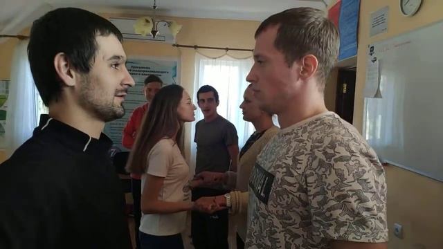 Юля ставит на гвозди группу