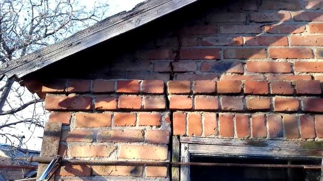 Трещины в кирпичной  стене.  Устраняем проблему.