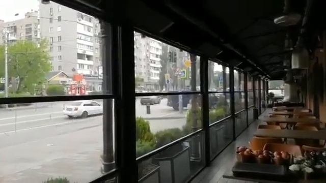 Летняя терраса - автоматическое остекление в ресторане La Fabbrica #остеклениеверанды #остекление